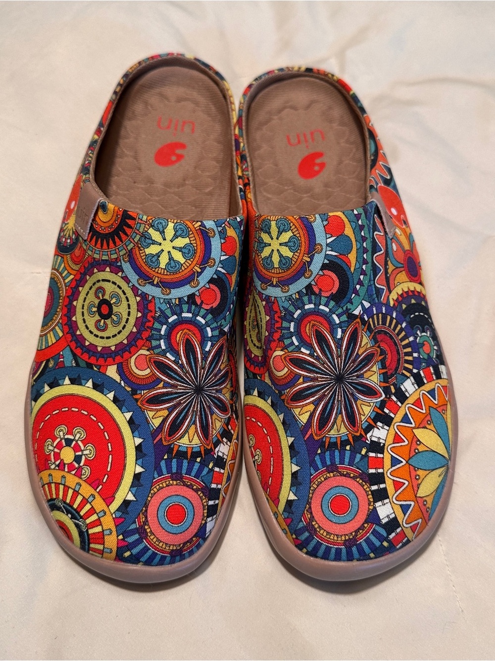 UIN Toledo Women’s US size 8 Canvas shoe